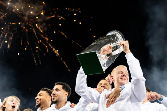 Malmö FFs Otto Rosengren höjer Lennart Johanssons pokal