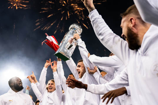 Malmö FFs Gabriel Busanello höjer Lennart Johanssons