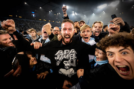 Malmö FFs Pontus Jansson och supportrar jublar över