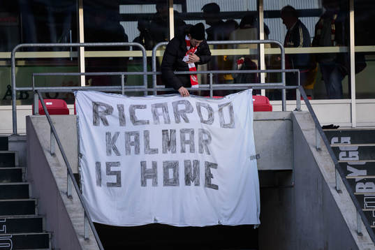 Ett plakat med texten Ricardo Kalmar is home