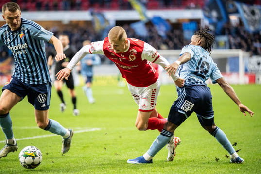 Kalmars David Kristjan Olafsson och Djurgårdens Felix Vá