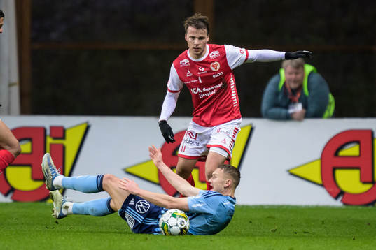 Djurgårdens Piotr Johansson och Kalmars Simon Skrabb