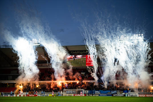 Djurgårdens supportrar med pyroteknik