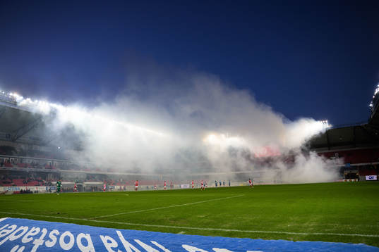 Guldfågeln Arena med rök