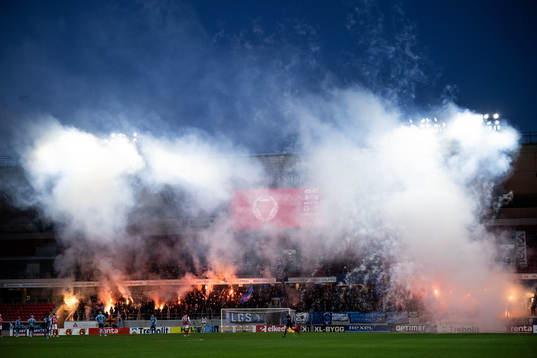 Djurgårdens supportrar med pyroteknik