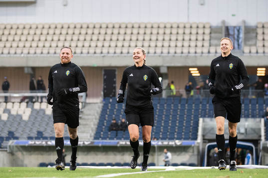 Domare Tess Olofsson och assisterande domare Mehmet Culum