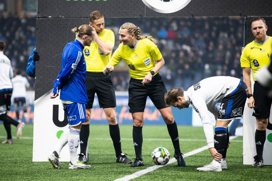 IFK Norrköpings Ari Freyr Skulason, Domare Tess Olofsson