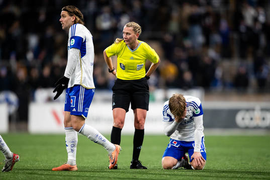 Domare Tess Olofsson och IFK Norrköpings Isak Andri