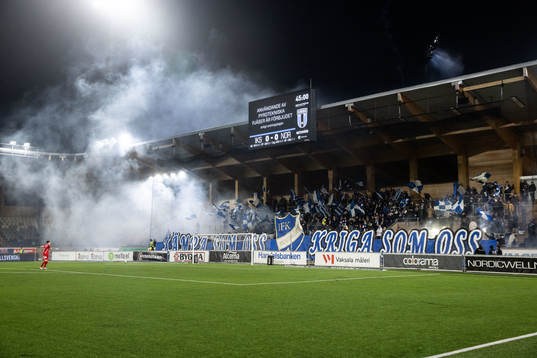 IFK Norrköpings supportrar med pyroteknik