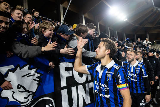 Sirius Daniel Stensson jublar med supportrar