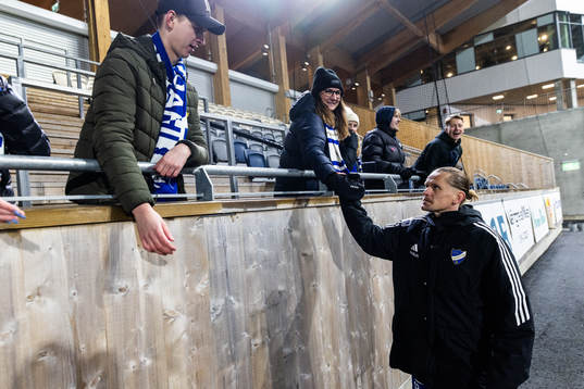 IFK Norrköpings Ari Freyr Skulason tackar publiken