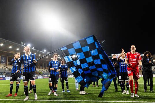 Sirius Jakob Voelkerling  Persson jublar med lagkamrater