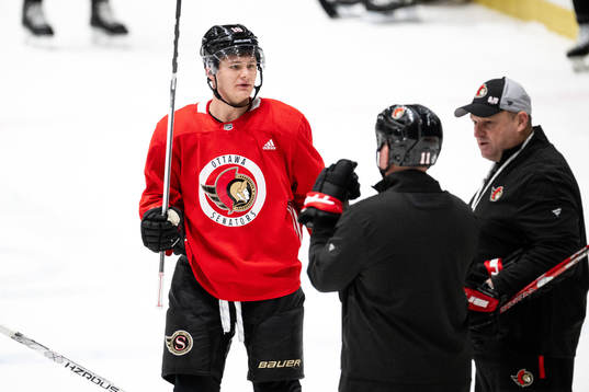 Tim Stützle, Head coach D.J. Smith and Daniel Alfredsson