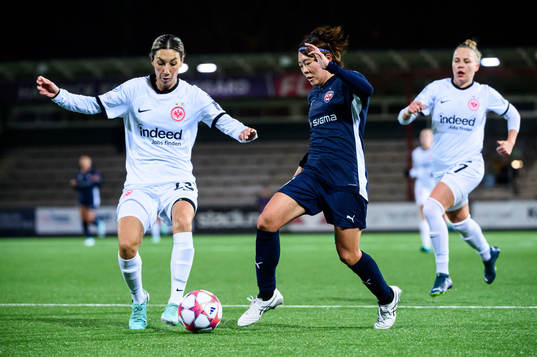 Sara Doorsoun of Eintracht Frankfurt och Mai Kadowaki of FC