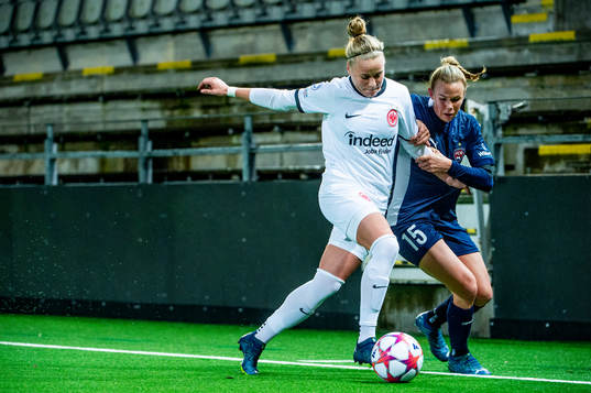 Pia-Sophie Wolter of Eintracht Frankfurt and Jessica Wik of