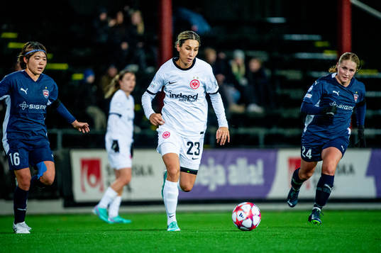Sara Doorsoun of Eintracht Frankfurt and Mai Kadowaki and
