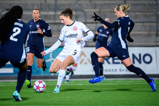 Lara Prasnikar of Eintracht Frankfurt and Emma Jansson of