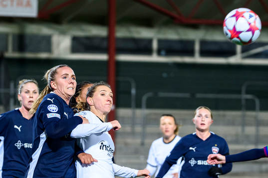 Fiona Brown of FC Rosengård and Lara Prasnikar of