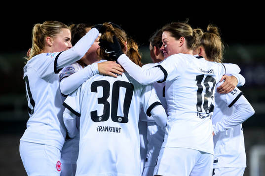 Barbara Dunst and teammates of Eintracht Frankfurt