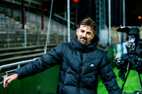 Head coach Nikolaos Arnau of Eintracht Frankfurt