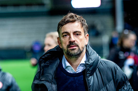 Head coach Nikolaos Arnau of Eintracht Frankfurt