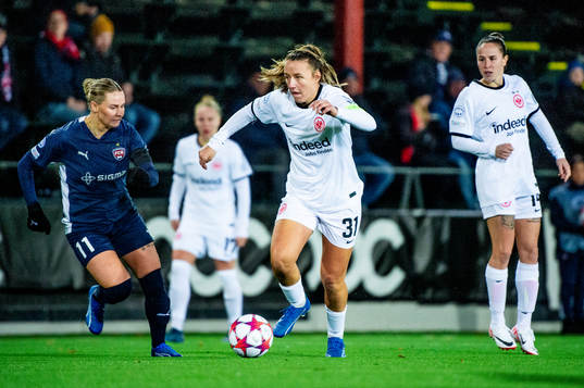 Tanja Pawollek of Eintracht Frankfurt and Emma Jansson of