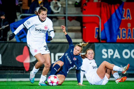 Carlotta Wamser of Eintracht Frankfurt and Jessica Wik of