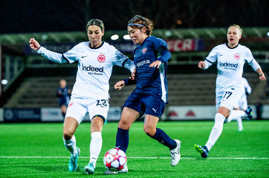 Sara Doorsoun of Eintracht Frankfurt and Mai Kadowaki of FC