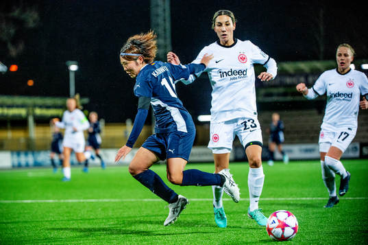 Sara Doorsoun of Eintracht Frankfurt and Mai Kadowaki of FC