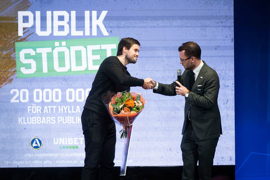 Peter Liljegren Appelquist, Brommapojkarna, tar emot pris
