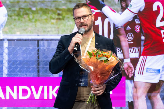 Anders Eriksson, Klubbchef Sandvikens IF, hyllas för