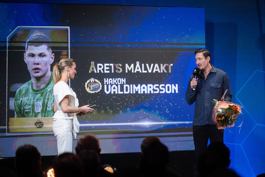 Stefan Ishizaki tar emot priset för Årets Målvakt som