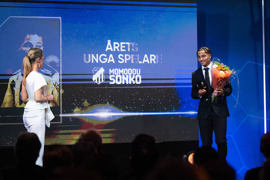 Momodou Sonko, BK Häcken, tar emot pris som Årets Unga