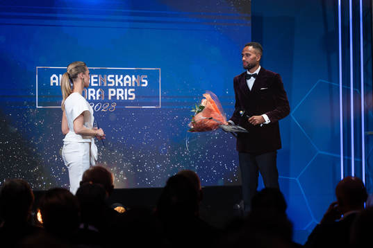 Isak Kiese Thelin, Malmö FF, tar emot priset för Årets