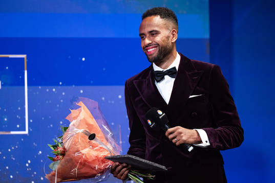 Isaac Kiese Thelin, Malmö FF, tar emot pris som Årets