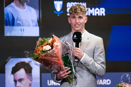Benjamin Örn, Helsingborgs IF, tar emot pris för Årets