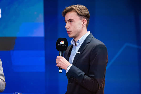 Alex Hall, Halmstads BK, tar emot pris för Årets