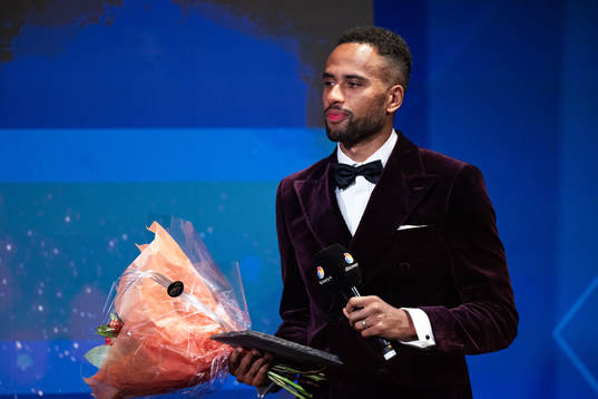 Isaac Kiese Thelin, Malmö FF, tar emot pris som Årets