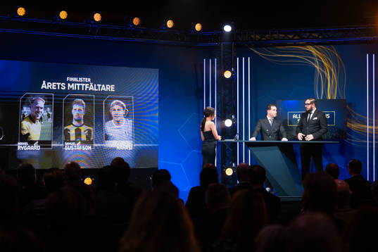 Programledare Camilla Nordlund med expertkommentatorerna
