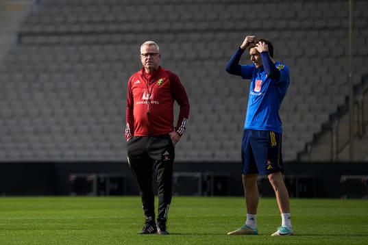 Head coach Janne Andersson and Victor Nilsson Lindelöf of