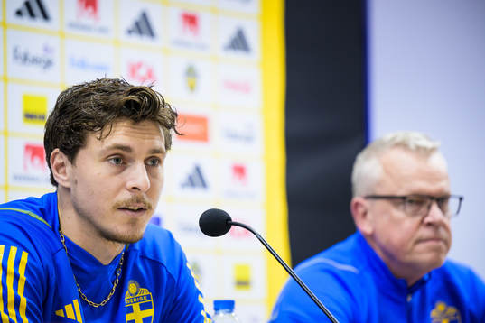 Victor Nilsson Lindelöf and head coach Janne Andersson of