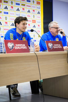 Victor Nilsson Lindelöf and head coach Janne Andersson of