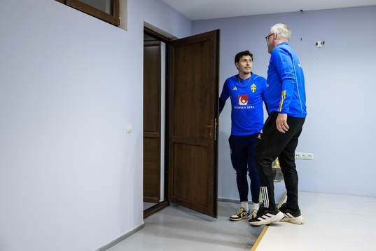 Victor Nilsson Lindelöf and head coach Janne Andersson of