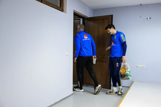 Head coach Janne Andersson and Victor Nilsson Lindelöf of