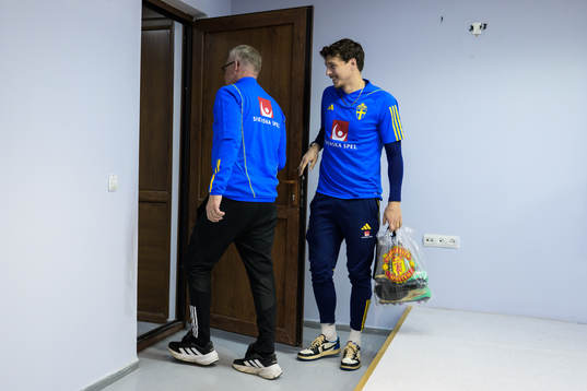 Head coach Janne Andersson and Victor Nilsson Lindelöf of