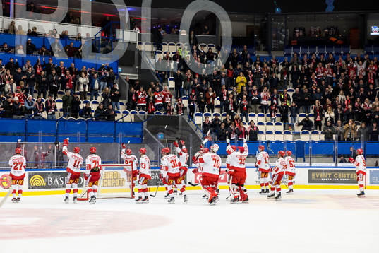 Troja/Ljungbys spelare jublar med supportrar