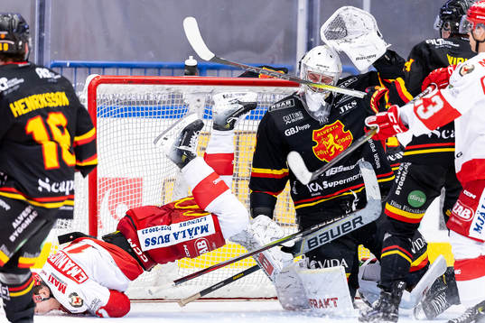 Troja/Ljungbys Jesper Emanuelsson och Alvestas målvakt