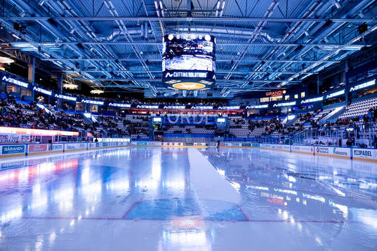 Interiör vy från vida arena före ishockeymatchen i
