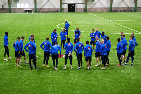 Förbundskapten Daniel Bäckström instruerar spelarna
