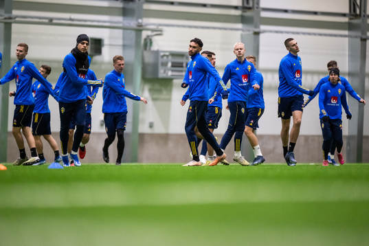 Yasin Ayari, Joakim Persson och Otto Rosengren  värmer upp